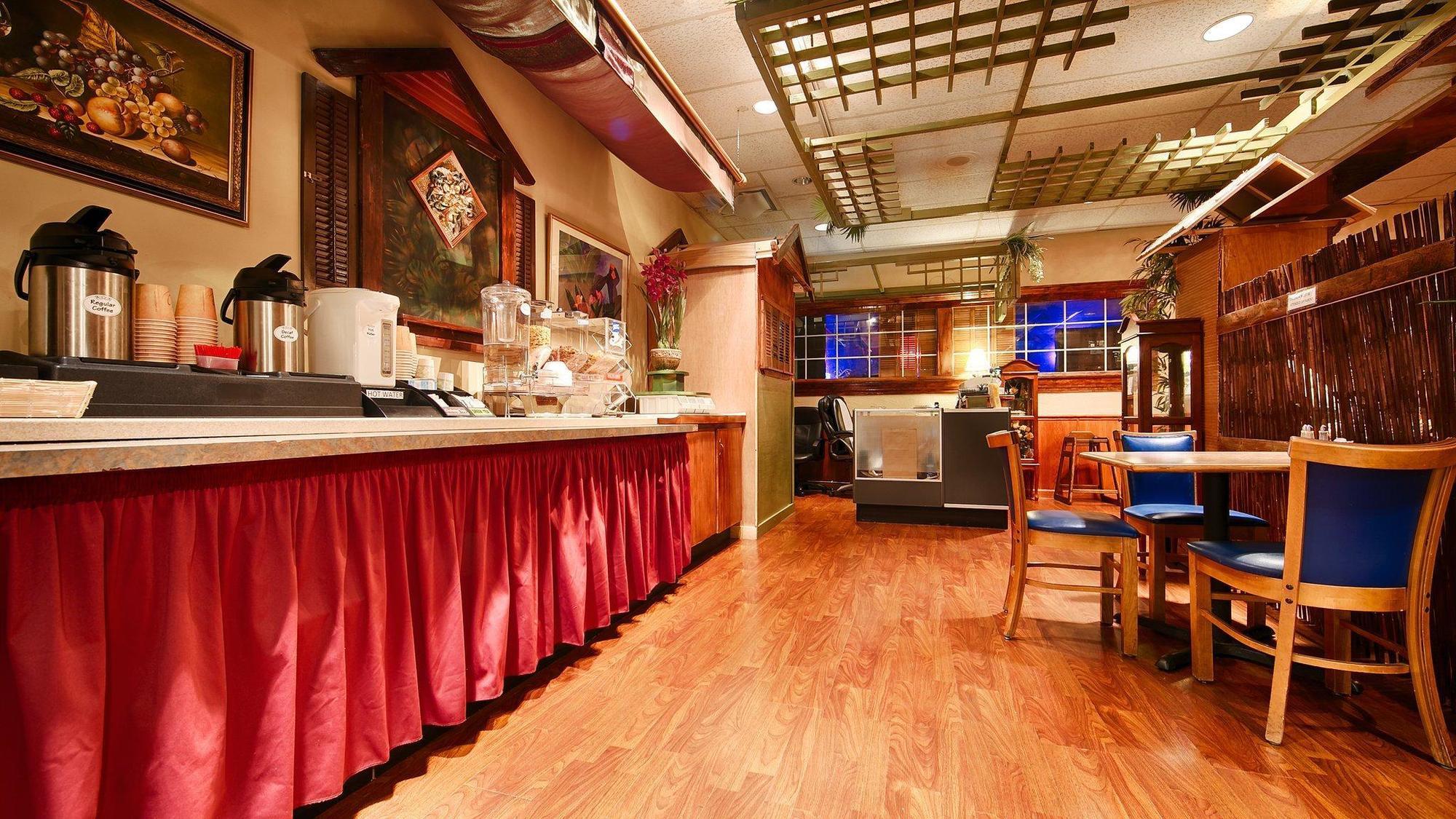 Отель Magnuson Grand Columbus North Экстерьер фото