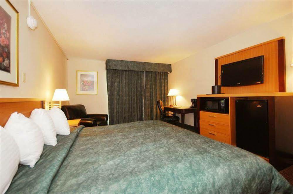 Отель Magnuson Grand Columbus North Экстерьер фото